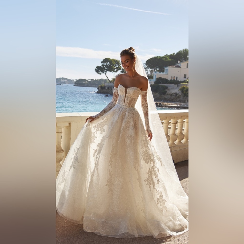 Elegant Ivory Lace Wedding Dress size 10.  Q106